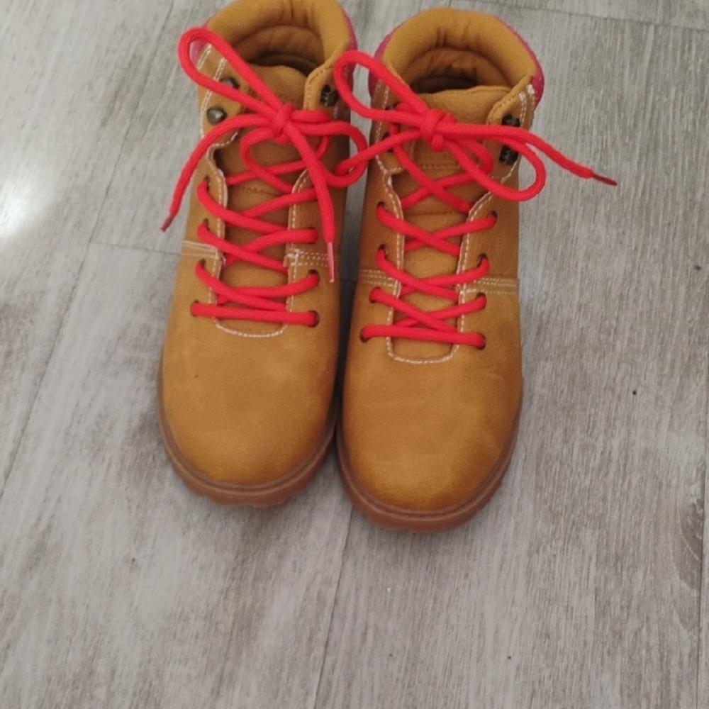 Levi's Hiker Style Sneaker  Boot With Red Laces 🥾